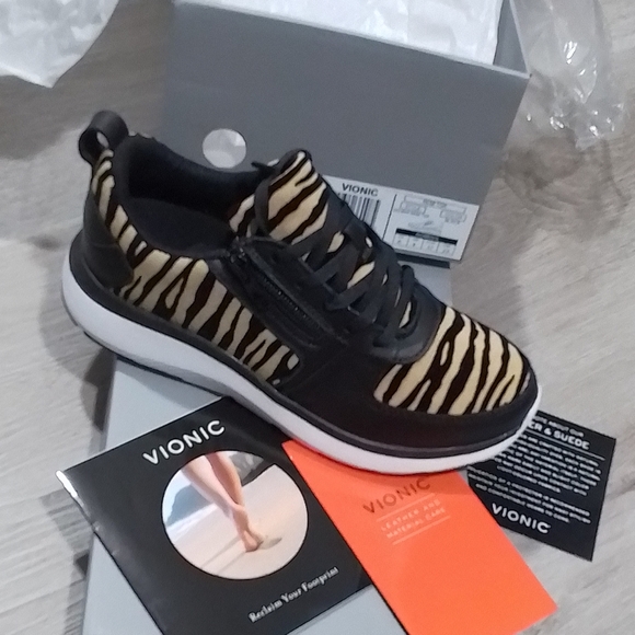 Vionic Women's Sneakers NEW IN BOX - Picture 5 of 6